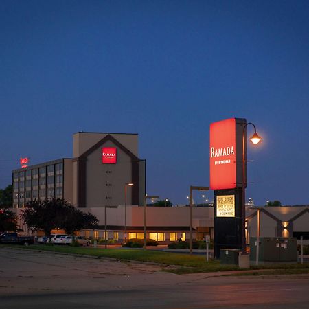 Ramada By Wyndham Cedar Rapids Hotel Exterior foto