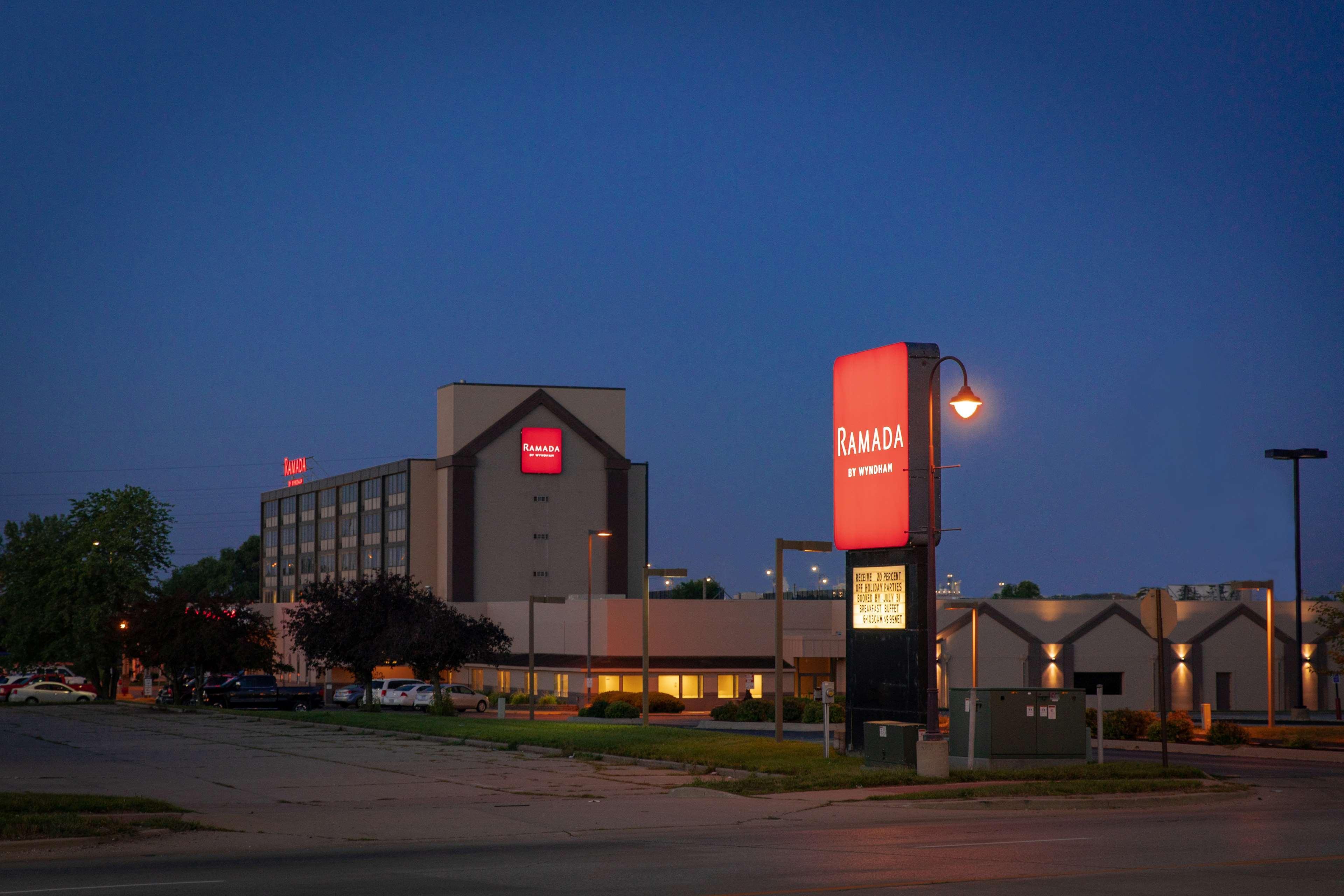 Ramada By Wyndham Cedar Rapids Hotel Exterior foto