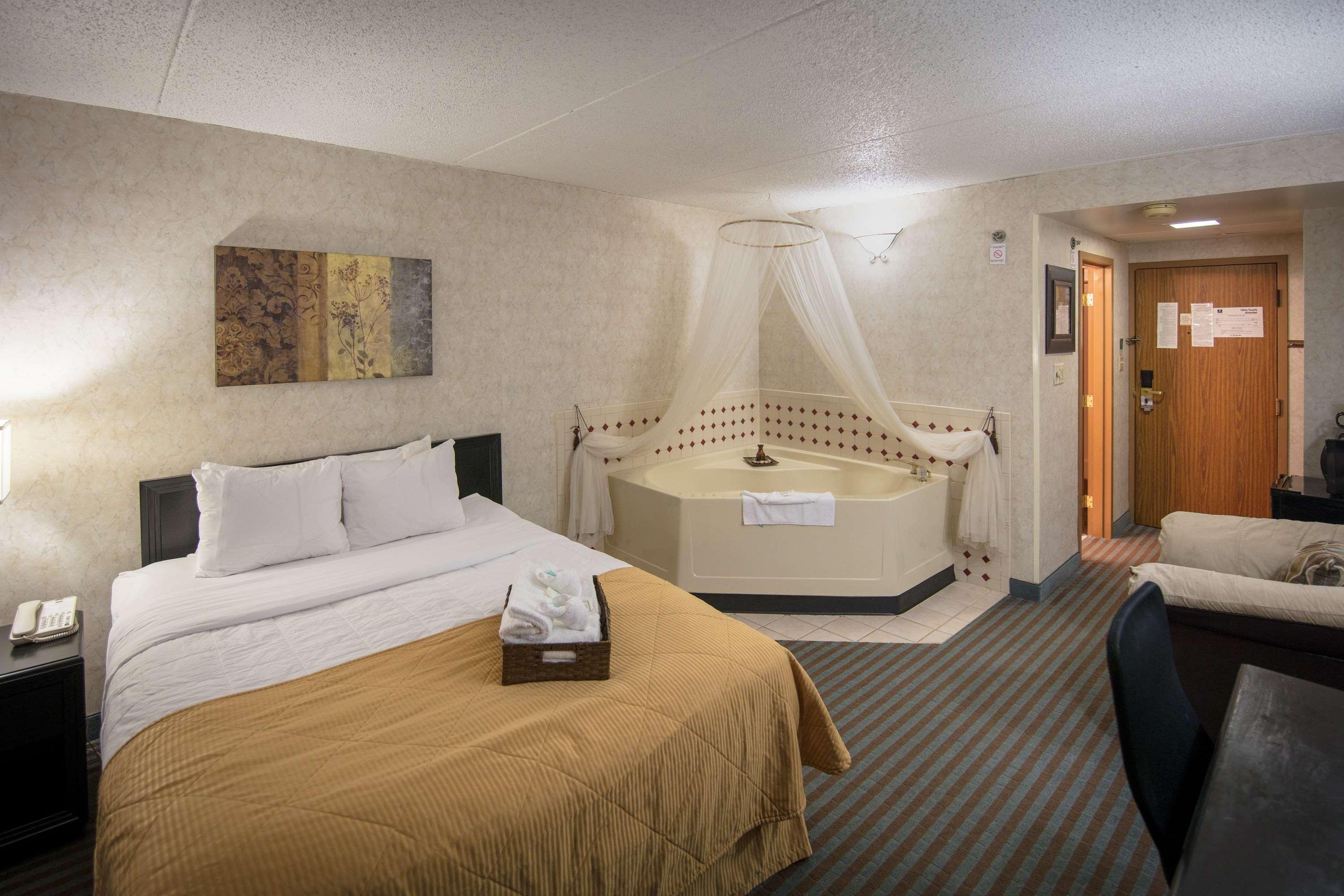 Ramada By Wyndham Cedar Rapids Hotel Exterior foto